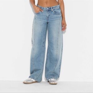 Women's brand new Light Wash Mid-Rise Barrel Jeans